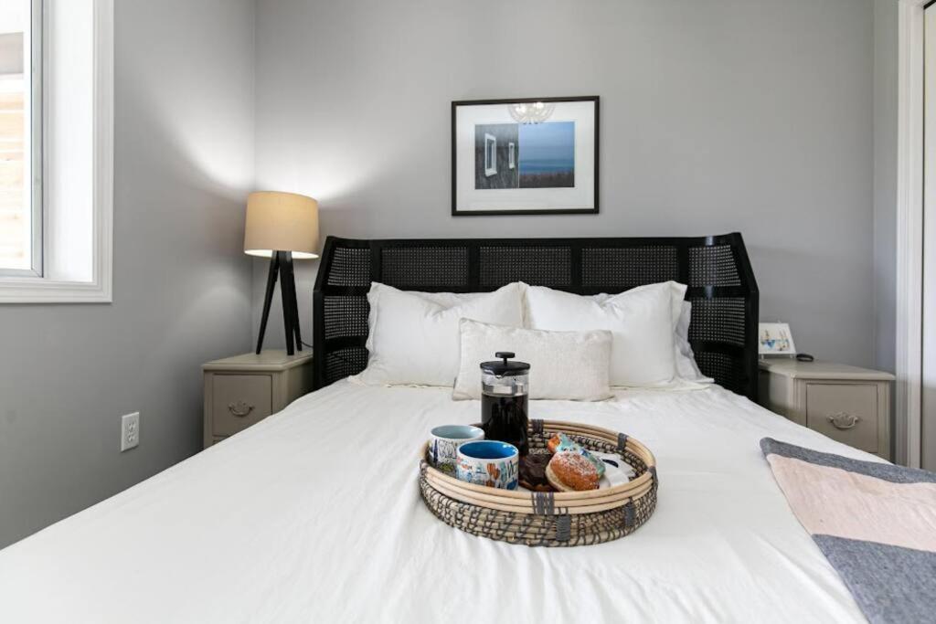 Lovely 2 Bedroom Suite Steps From The Beach Victoria Exterior photo