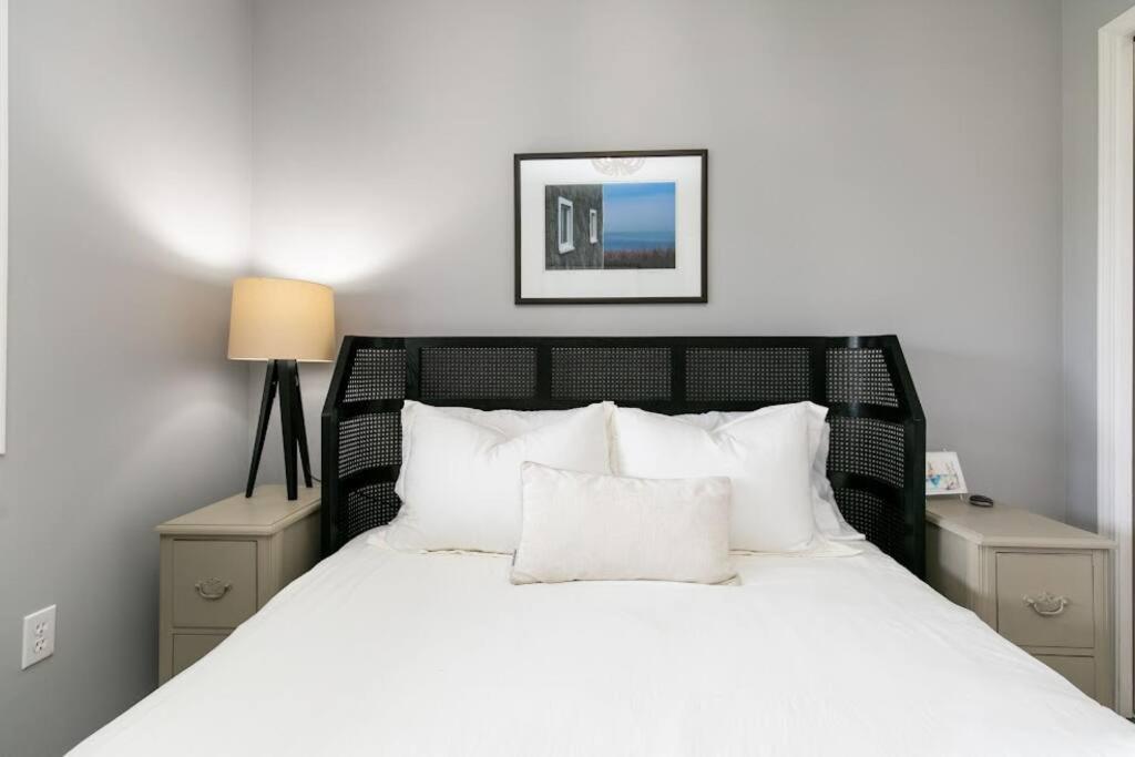 Lovely 2 Bedroom Suite Steps From The Beach Victoria Exterior photo