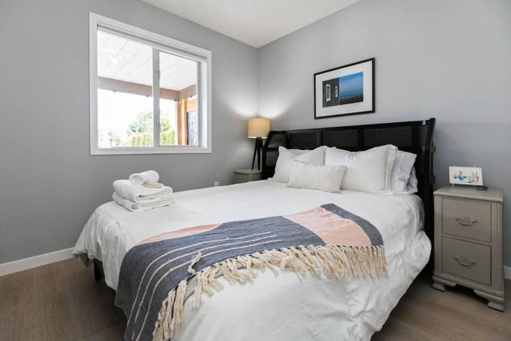Lovely 2 Bedroom Suite Steps From The Beach Victoria Exterior photo