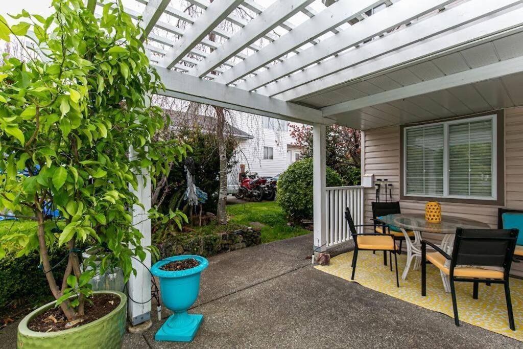 Lovely 2 Bedroom Suite Steps From The Beach Victoria Exterior photo