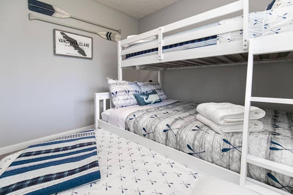 Lovely 2 Bedroom Suite Steps From The Beach Victoria Exterior photo