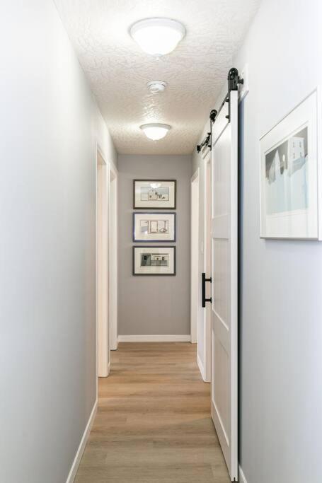 Lovely 2 Bedroom Suite Steps From The Beach Victoria Exterior photo