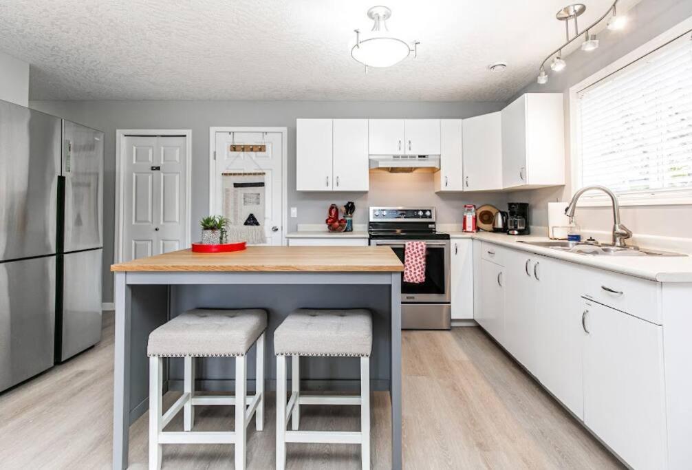 Lovely 2 Bedroom Suite Steps From The Beach Victoria Exterior photo