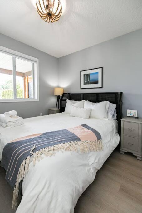 Lovely 2 Bedroom Suite Steps From The Beach Victoria Exterior photo