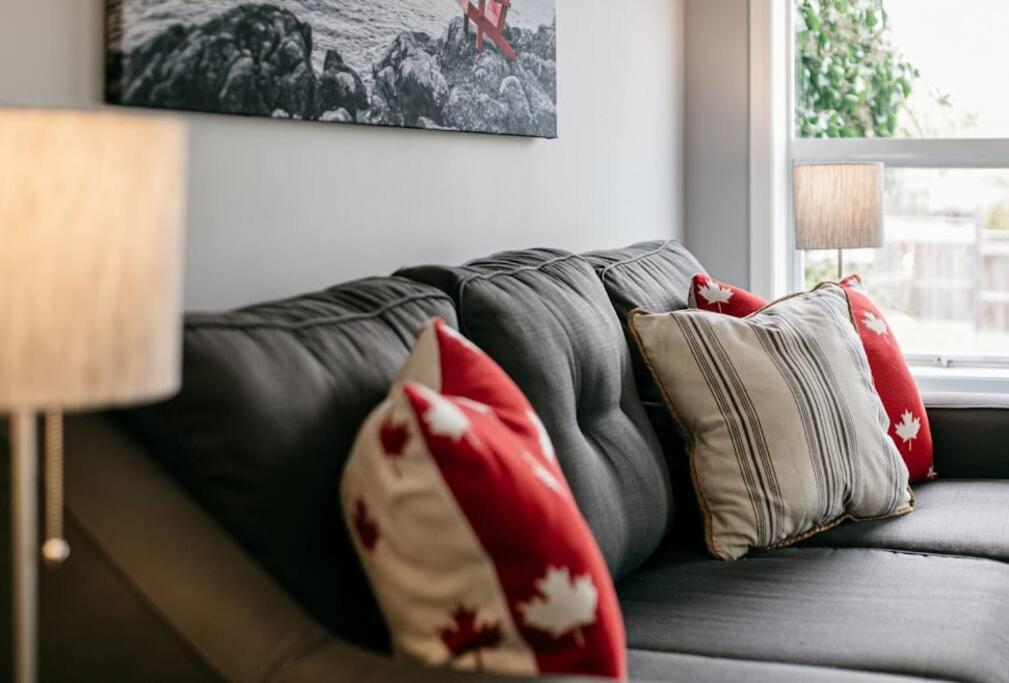 Lovely 2 Bedroom Suite Steps From The Beach Victoria Exterior photo