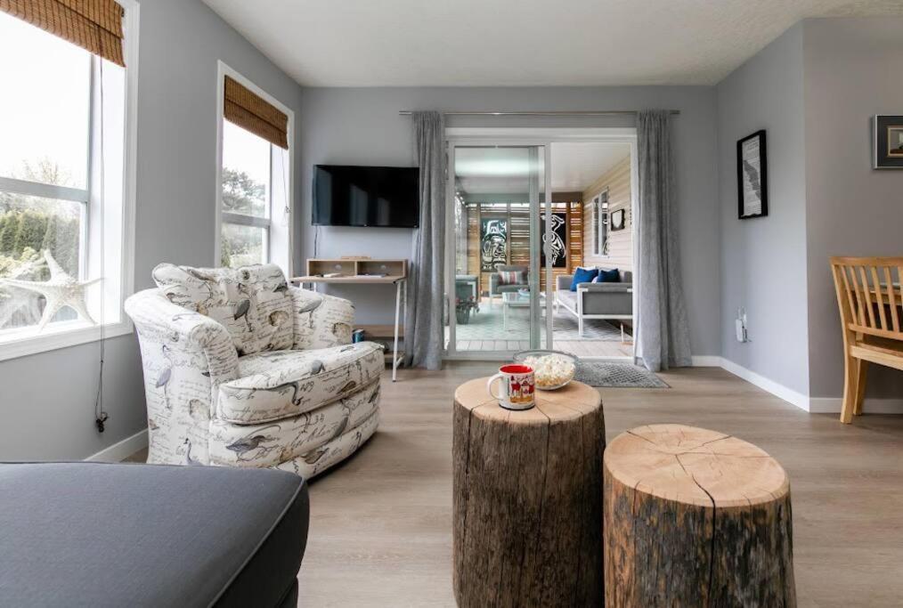Lovely 2 Bedroom Suite Steps From The Beach Victoria Exterior photo