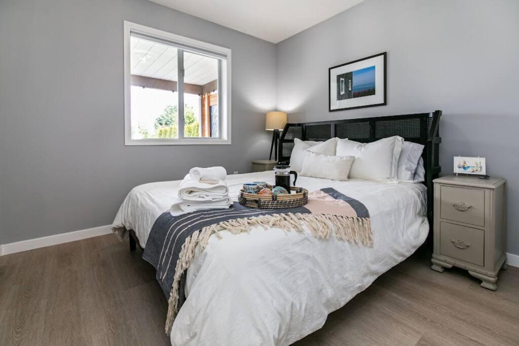 Lovely 2 Bedroom Suite Steps From The Beach Victoria Exterior photo